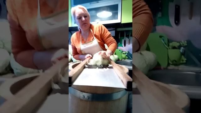 Солим  капусту в дубовой бочке