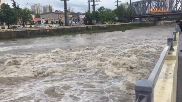 Река Сочи поднялась и бурлит после сильных дождей 24.04.2017 смотреть онлайн