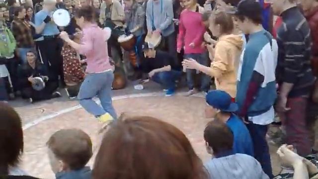 Уличные #танцы под барабаны в Казани. Street Jam #Казань ул. Баумана. архив 2009))