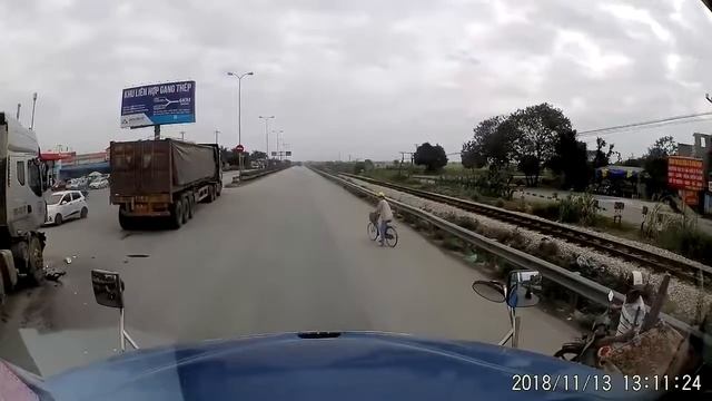 1 живая камера•Водители мотоциклов не смотрят на дорогу - Водители автомобилей отправлены в тюрьму смотреть онлайн