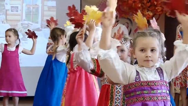 Танец с листьями. Старшая группа. Муз.рук.Е.Рабская. смотреть онлайн