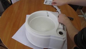 [включите субтитры!] Как снять и установить шланг смыва биотуалета