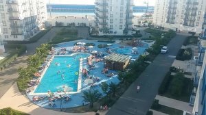 Адлер, отель"Имеретинский", бассейн у корпуса E. 15 августа 2016 года. Температура +27.