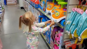 Alisa plays with doll in shopping ! kids video toys and colors