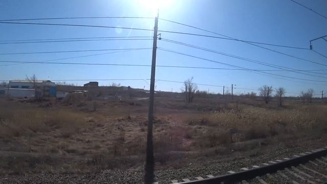 Поезд заезжает на станцию Карабас (Қарабас) весной 2021 года
