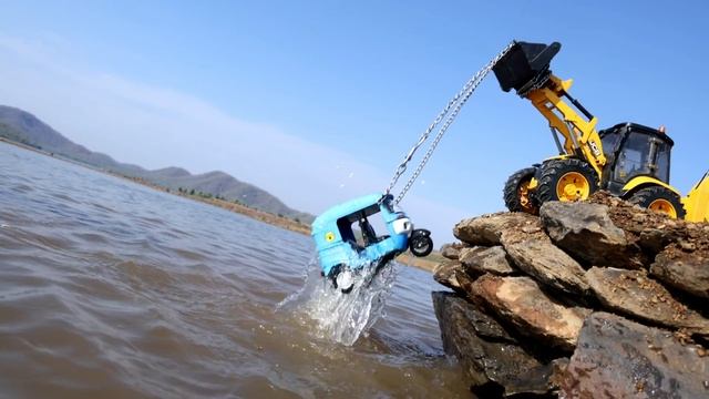 Экскаватор спасает мопед из реки смотреть онлайн