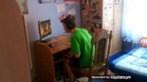 До чего довел cs.16 пацан выкинул монитор из окна