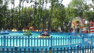 Водный аттракцион Лодочки Парк Горького attraction in Gorky park