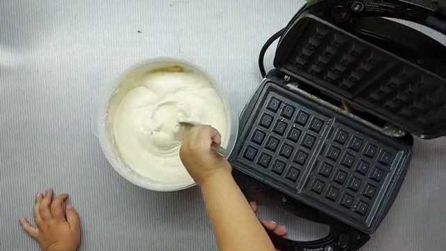 Готовим вместе с маленькой помощницей вафли к чаю! смотреть онлайн