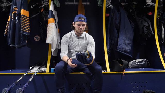 What's inside the bag of Semi Pro British Ice Hockey player & Hockey Tutorial Gear Tester Tommy смотреть онлайн