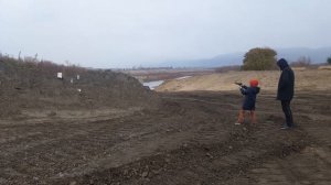 Отец купил пневматику.сын стреляет по бутылкам.