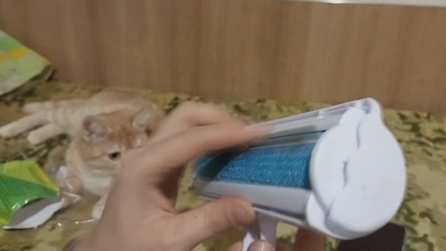 Щетка -ролик для чистки одежды от шерсти , меха и ворса. смотреть онлайн