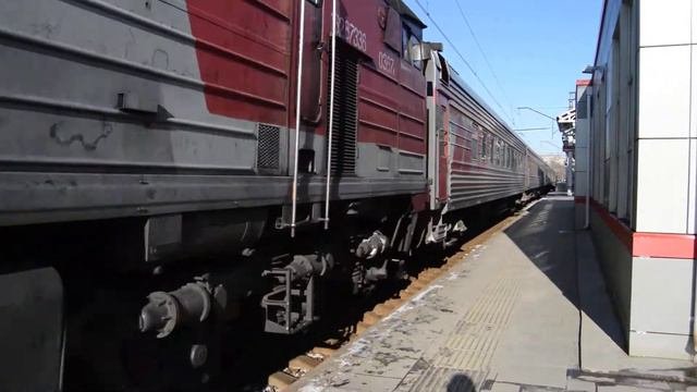 2ТЭ10У-0146 с поездом 122 Екатеринбург-Оренбург следует через платформу Первомайская в Екатеринбург