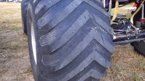 Гонки по грязи. Монстр траки крошат машины.