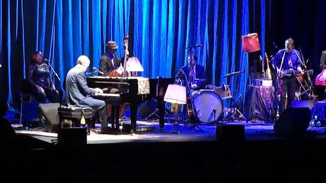 Hugh Laurie - St James Infirmary @ Circo Price - Madrid 2012 смотреть онлайн