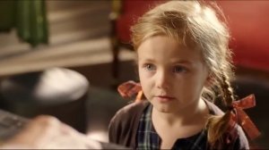 Новогодняя реклама Сбербанка - девушка и бусы