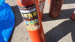 Перезарядка углекислотных и порошковых огнетушителей на специальной станции для их обслуживания