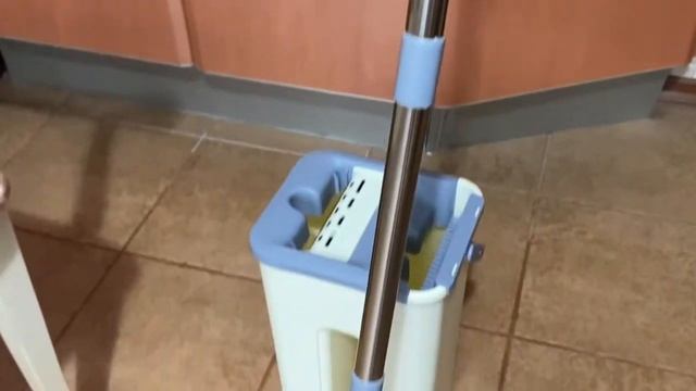 Швабра с отжимом и ведром 6 литров, салфетка из микрофибры в подарок смотреть онлайн