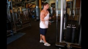 Разгибание на трицепс на верхнем блоке обратным хватом