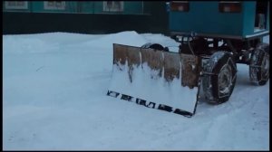Самодельный трактор на уборке снега