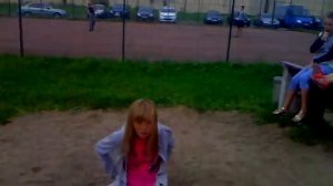 Девочка любет качятся на качелях