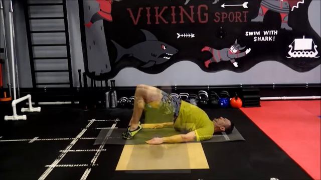 ПОДЪЕМ В МОСТ С ПОДЪЕМОМ НОГИ К ГРУДИ