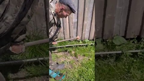 Бурение скважины ледобуром...