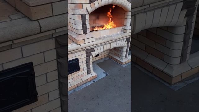 Красивая барбекю печь с фигурными кирпича вручную наточенными. Уфимские печники 89279681986 смотреть онлайн