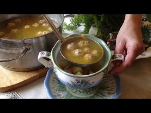 Суп с фрикадельками и зеленым горошком