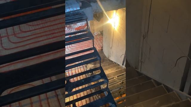 Построили металлический каркас лестницы с парящими ступенями. @Mobilsvarka