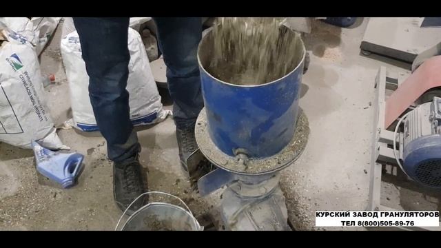 Гранулирование измельченного сена на Грануляторе Соловей 2 (изменился номер) смотреть онлайн