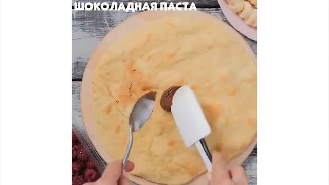 Сладкая пицца на сметане с шоколадной пастой, бананами и малиной, смотреть онлайн