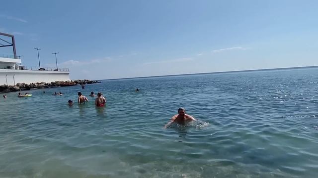 Одесса. 13 августа 2023. Аркадия с другой стороны, купальный сезон открыт. смотреть онлайн