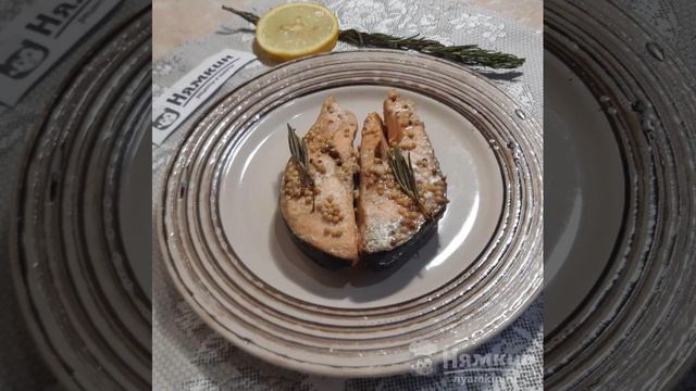 Сочные стейки красной рыбы под маринадом в духовке