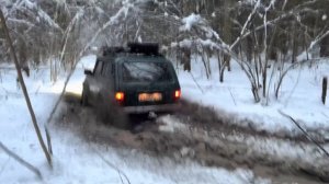 Просто Нива так не может?♂️ Дифференциалы с понижением и блоками на Ниве едут? Лес,снежная жижа.