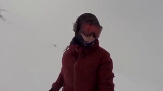 Жудь!!! Девушка ехала на сноуборде а за ней гнался медведь в наушниках она не слышала его рёв смотреть онлайн