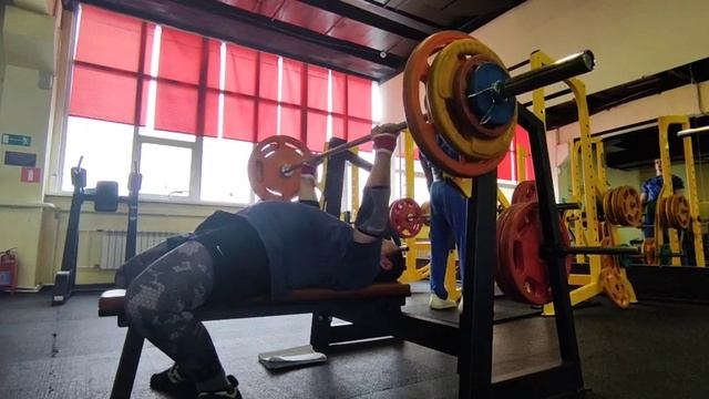 Д 3: Жим штанги лежа средним хватом, 107.5 кг, 4 подход. смотреть онлайн