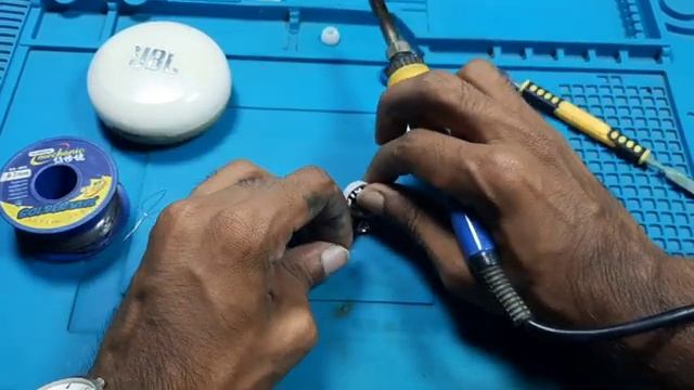 JBL FREE X Replacing battery смотреть онлайн