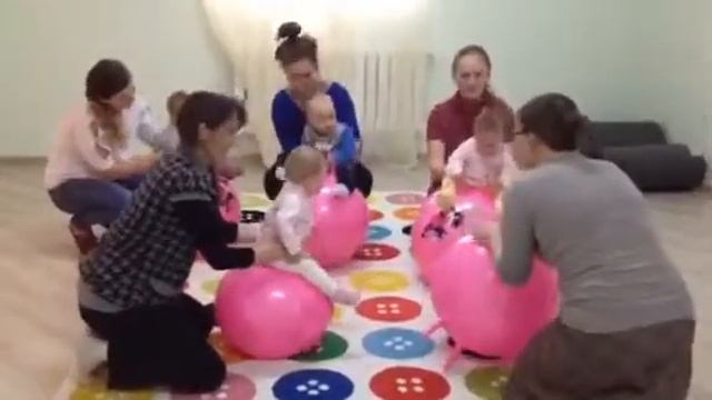 Занятие на фитболе в группе "Вместе с мамой" смотреть онлайн