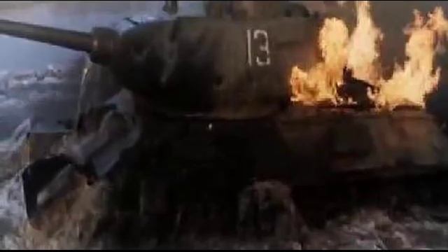 Видеоклип на поле танки грохотали. Четыре трупа возле танка дополнят утренний пейзаж. Болванка  жахнула по танку. Песня про танкистов на поле танки грохотали.