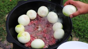 Недорогой и очень вкусный луковый суп пиева в казане на костре.