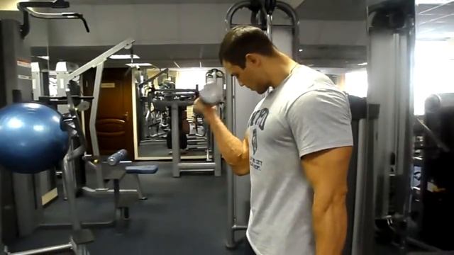 Подъем гантелей на бицепс с гантелями попеременно смотреть онлайн