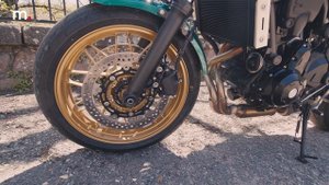 Kawasaki Z650RS vs Yamaha XSR 700 | Neo Retros / Prueba / Test / 4K | motos.net