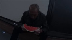 На что готов мужик ради 300 рублей  \ Съесть арбуз за 5 минут