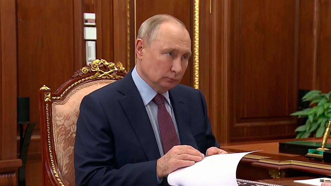 Меры поддержки семей участников СВО обсудили в Кремле В. Путин и губернатор Севастополя М. Развожаев