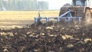 Испытание плуга ПСКу-5: Пахота зяби по валкам. (Красноярский край, Уярский район, ООО "Кентавр")