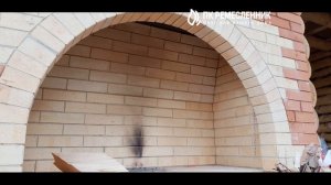 Открытый камин из кирпича в частном деревянном доме Кладка камина