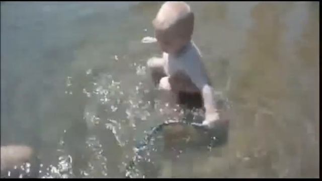 Смелый малыш играет со змеей. смотреть онлайн