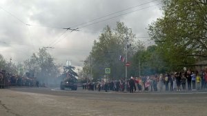 Советская техника танк Т-34, ИС-2, САУ СУ-76 и Катюша на параде Победы в Севастополе.