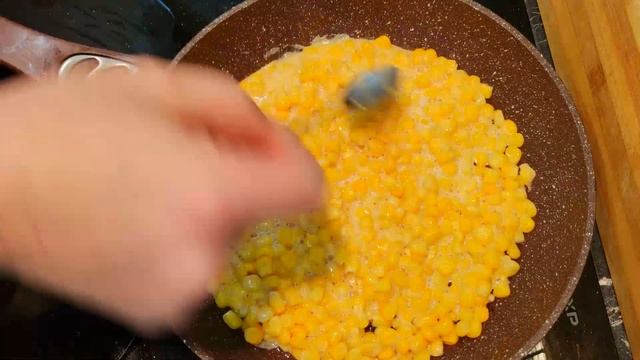 Если есть кукуруза и сыр приготовьте это блюдо. Кукурузная пицца. смотреть онлайн